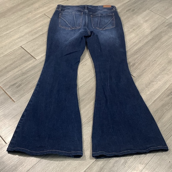 SHYANNE WOMEN'S DARK WASH MID RISE SLIT BOOT CUT JEANS size 32 - Picture 5 of 15